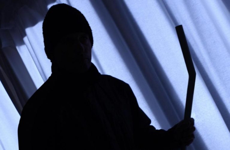 Σπέρνει τον τρόμο ξανά η σπείρα με το σίδερο: Μαρτυρικές στιγμές για 85χρονη μέσα στο σπίτι της- Σοβαρά εγκαύματα και άγριο ξύλο